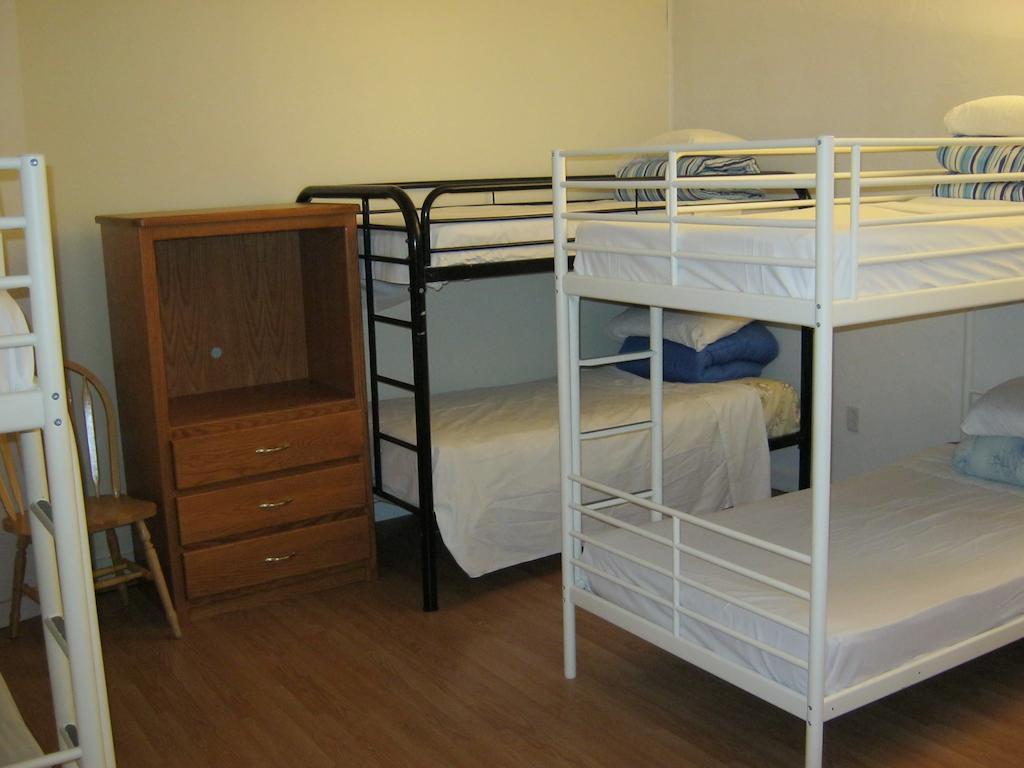 Kelowna Okanagan Lake Hostel Стая снимка