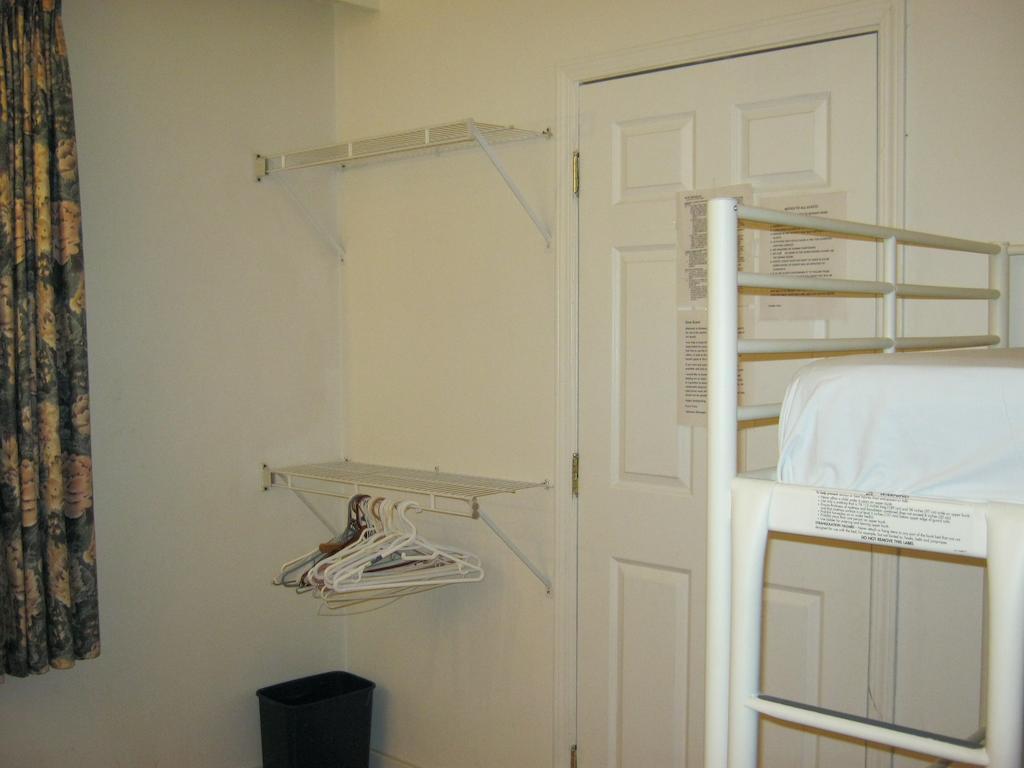 Kelowna Okanagan Lake Hostel Стая снимка