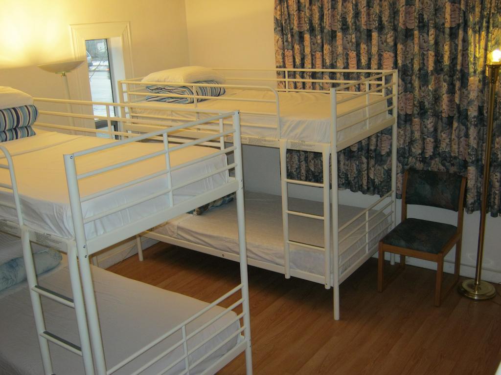 Kelowna Okanagan Lake Hostel Стая снимка