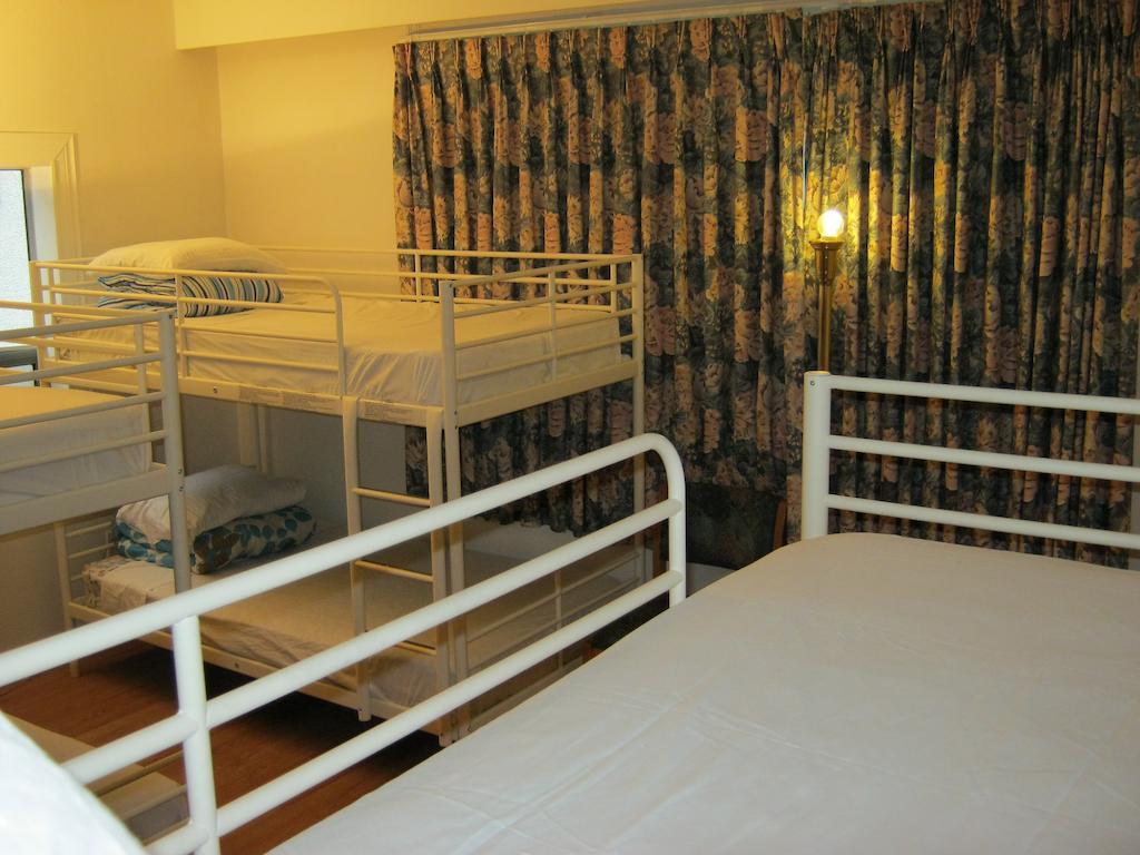 Kelowna Okanagan Lake Hostel Стая снимка
