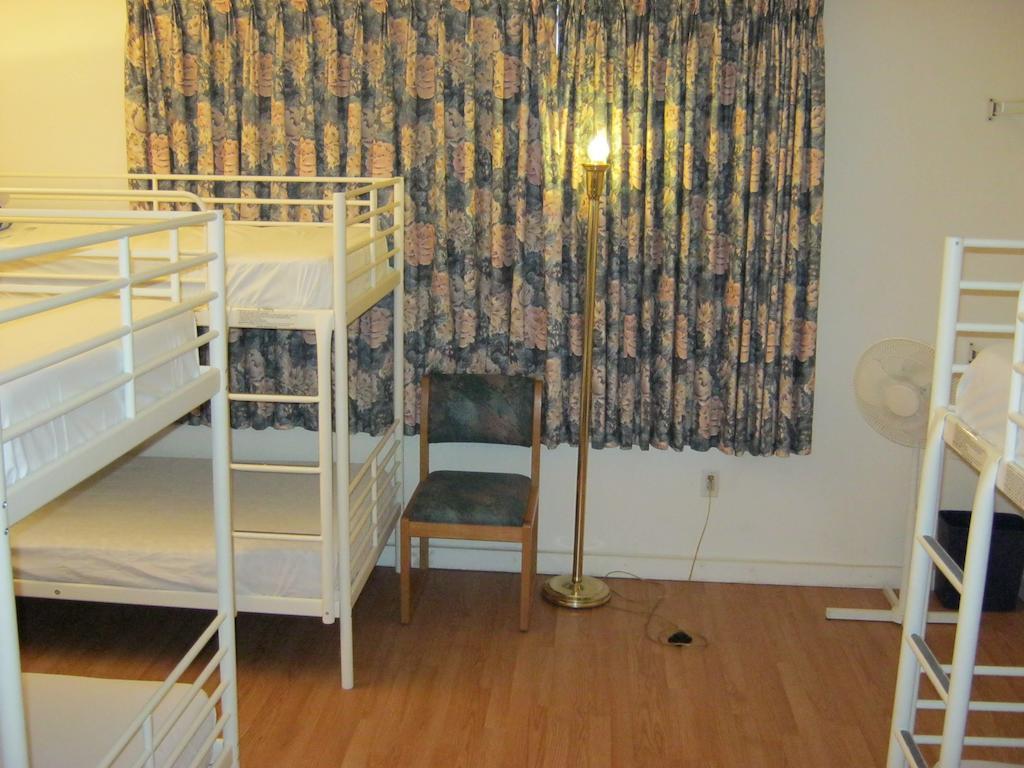 Kelowna Okanagan Lake Hostel Стая снимка